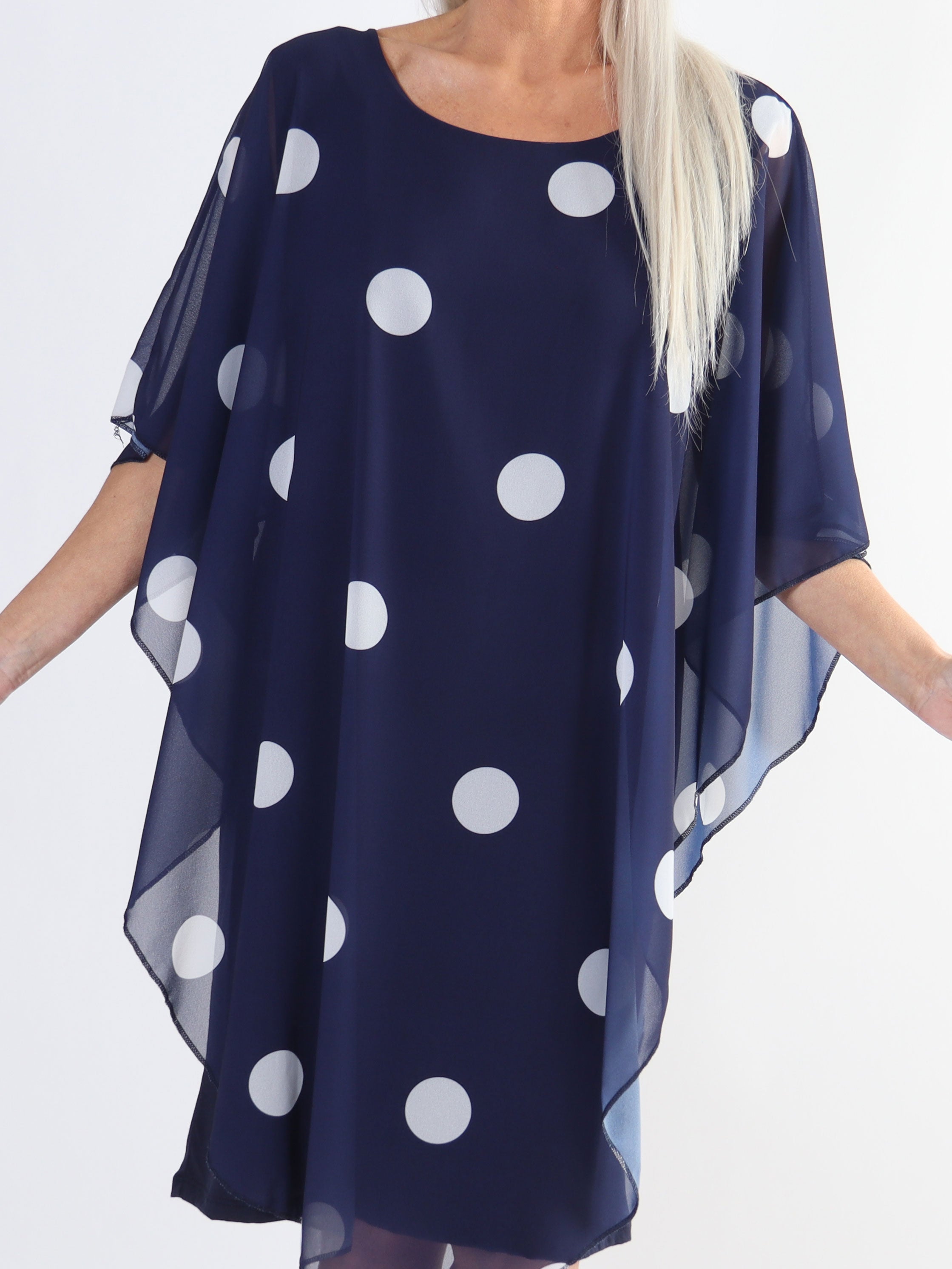 Kenya Dot - Tunikaklänning i plus size med prickigt chiffonglager